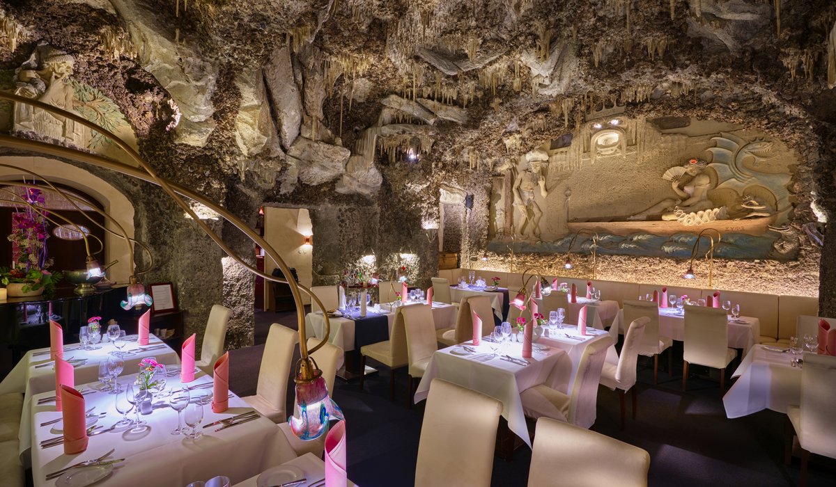 Ресторан высшего класса в сталактитовой пещере